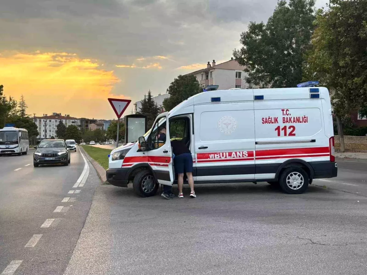 Edirne'de motosiklet ve otomobil çarpıştı: 3 yaralı