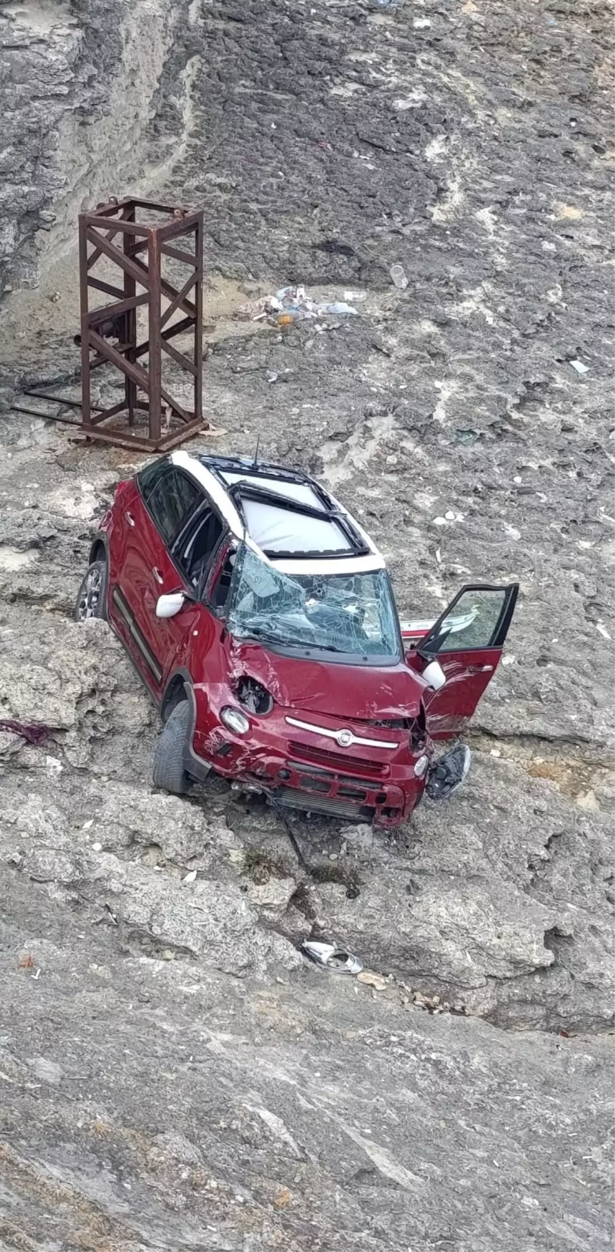 Kandıra'da El Freni Unutulan Araç Kayalardan Uçtu