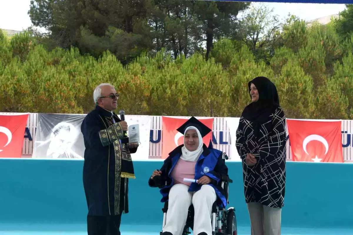 Engelleri Aşarak Mezun Oldu: Şeymanur Bahadır'ın İlham Verici Hikayesi