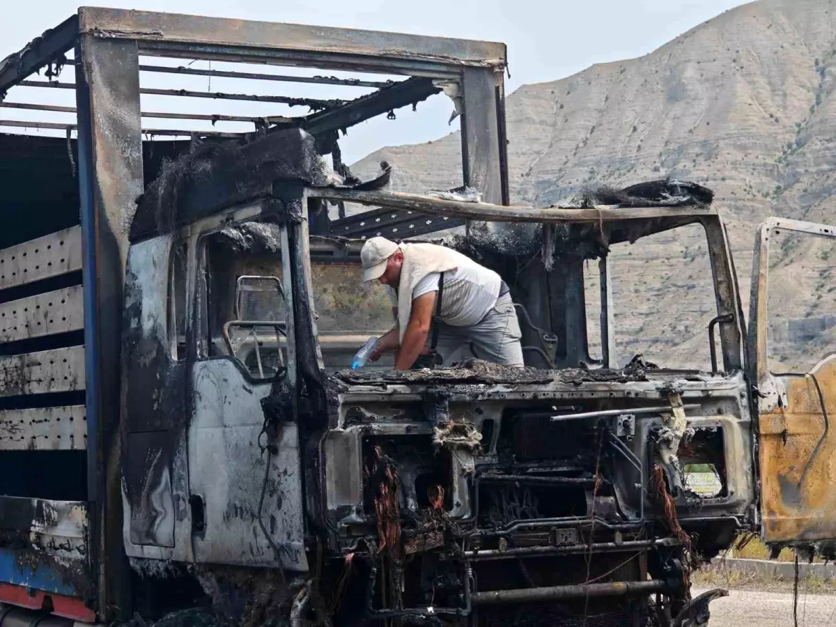 Erzurum'da Gürcü Plakalı Tır Yangını Kontrol Altına Alındı