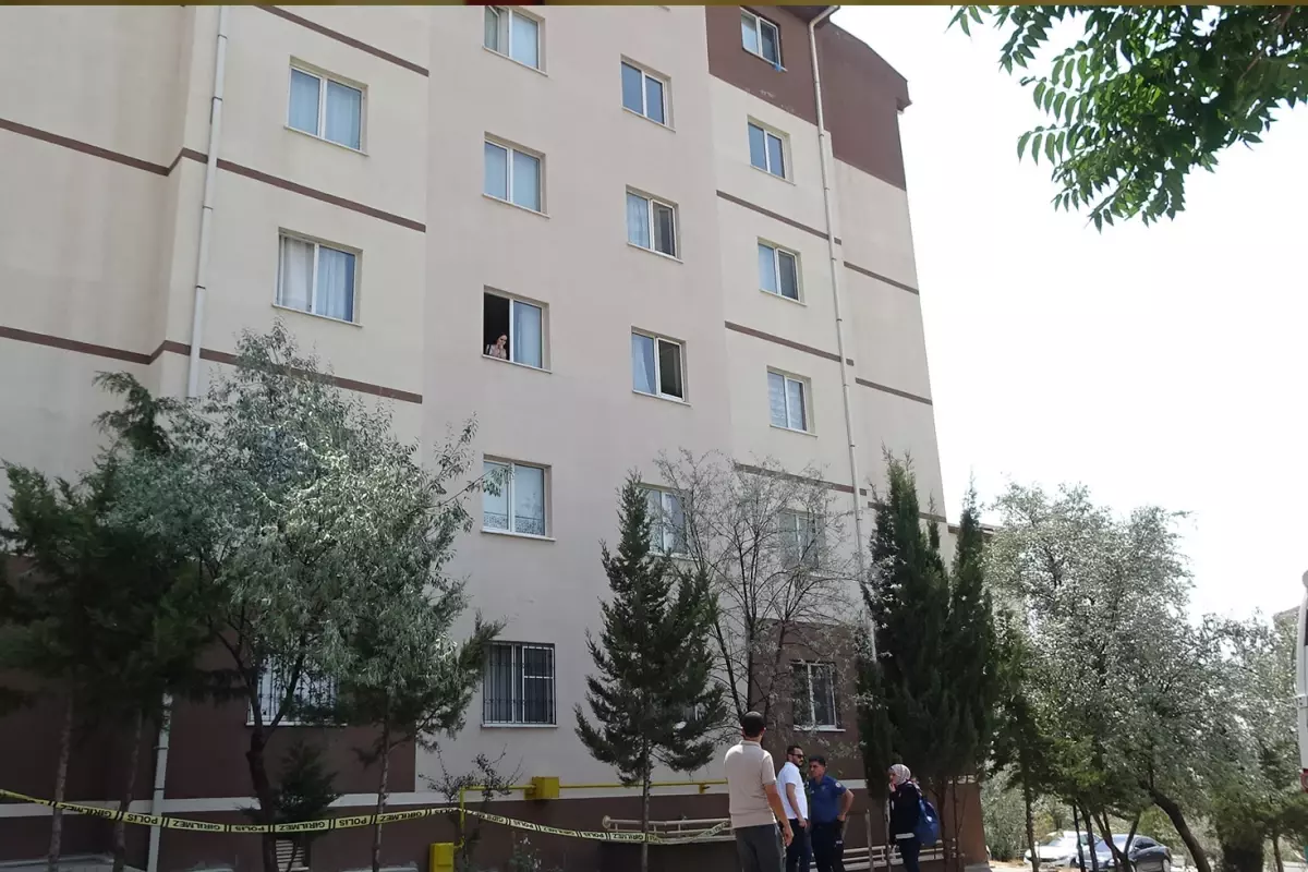 Eve ekmek getiren annesine bakarken 4'üncü kattan düştü