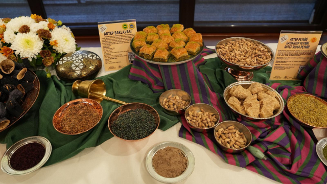 Fatma Şahin, İstanbul'daki medya temsilcileri, akademisyenler ve sanatçılarla buluştu