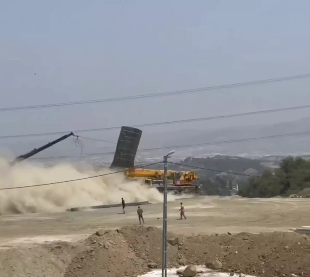 Freni Patlayan Vinç Uçurumdan Yuvarlandı, 2 Kişi Ağır Yaralandı