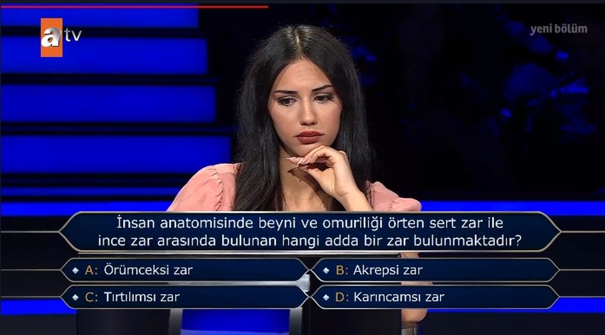 İnsan anatomisinde beyni ve omuriliği örten sert zar ile ince zar arasında bulunan hangi adda bir zar bulunmaktadır?