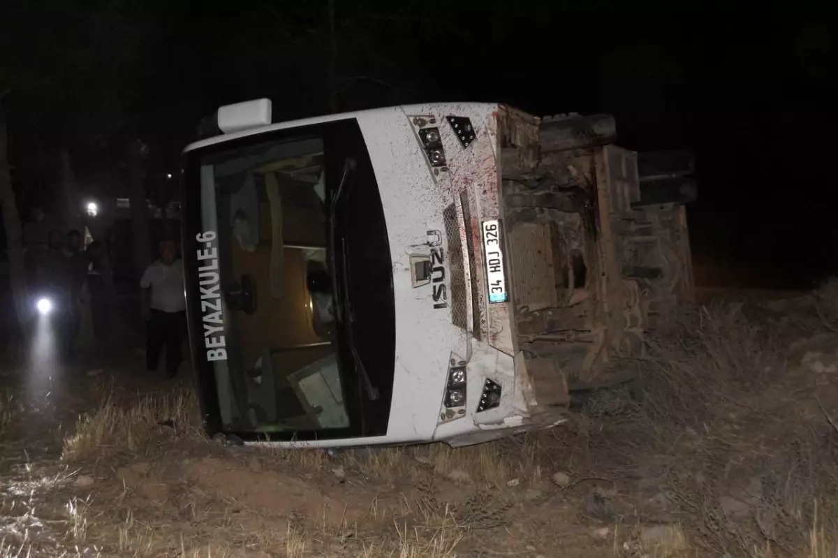 Ceylanpınar'da Servis Otobüsü Eşeğe Çarparak Devrildi: 15 Yaralı