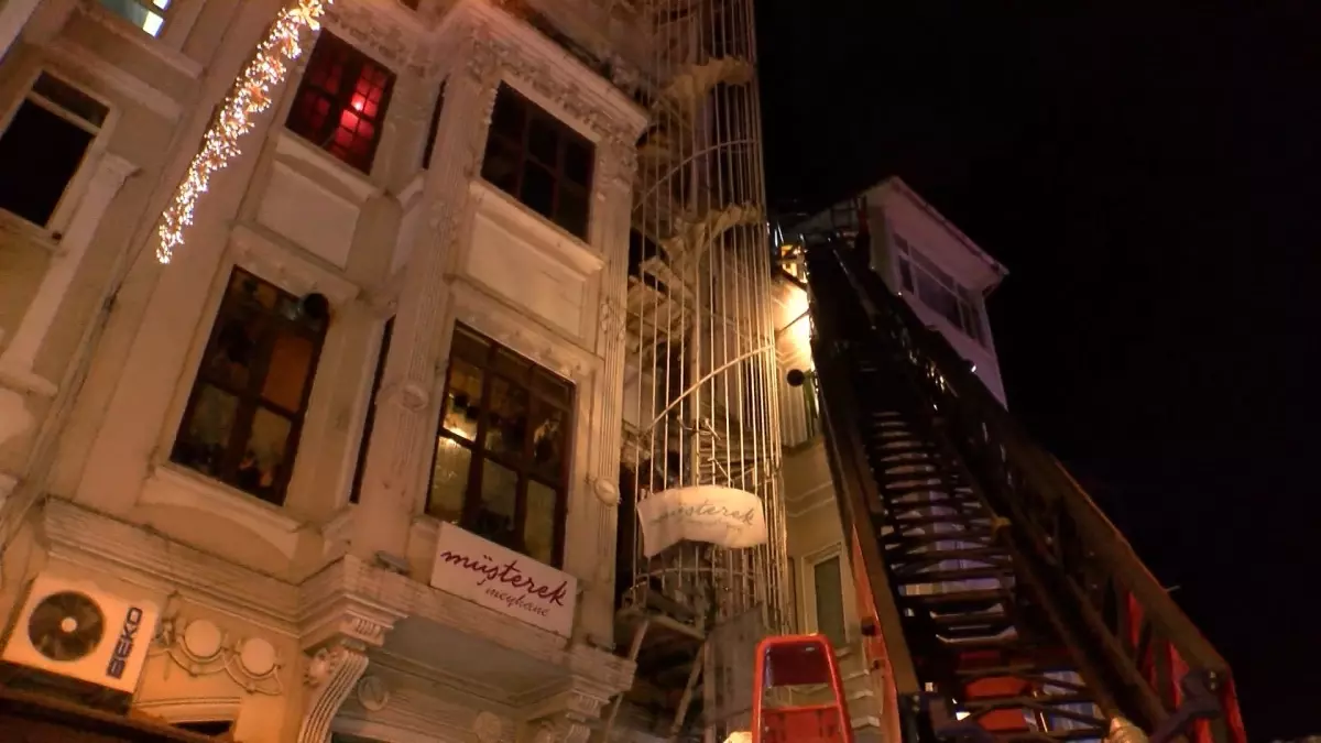 İstiklal Caddesi'ndeki Eğlence Mekanında Korkutan Yangın: Can Kaybı Olmadan Kontrol Altına Alındı!