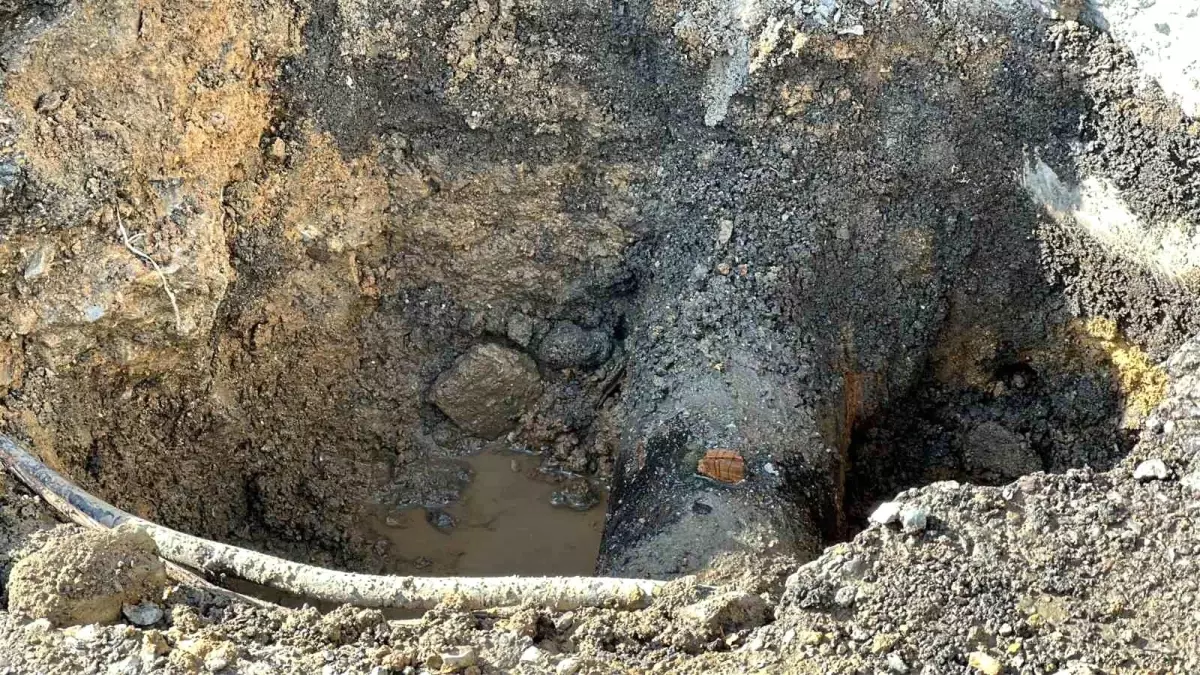 Kadıköy'de Boru Patladı: Su Metrelerce Yükseğe Fışkırdı