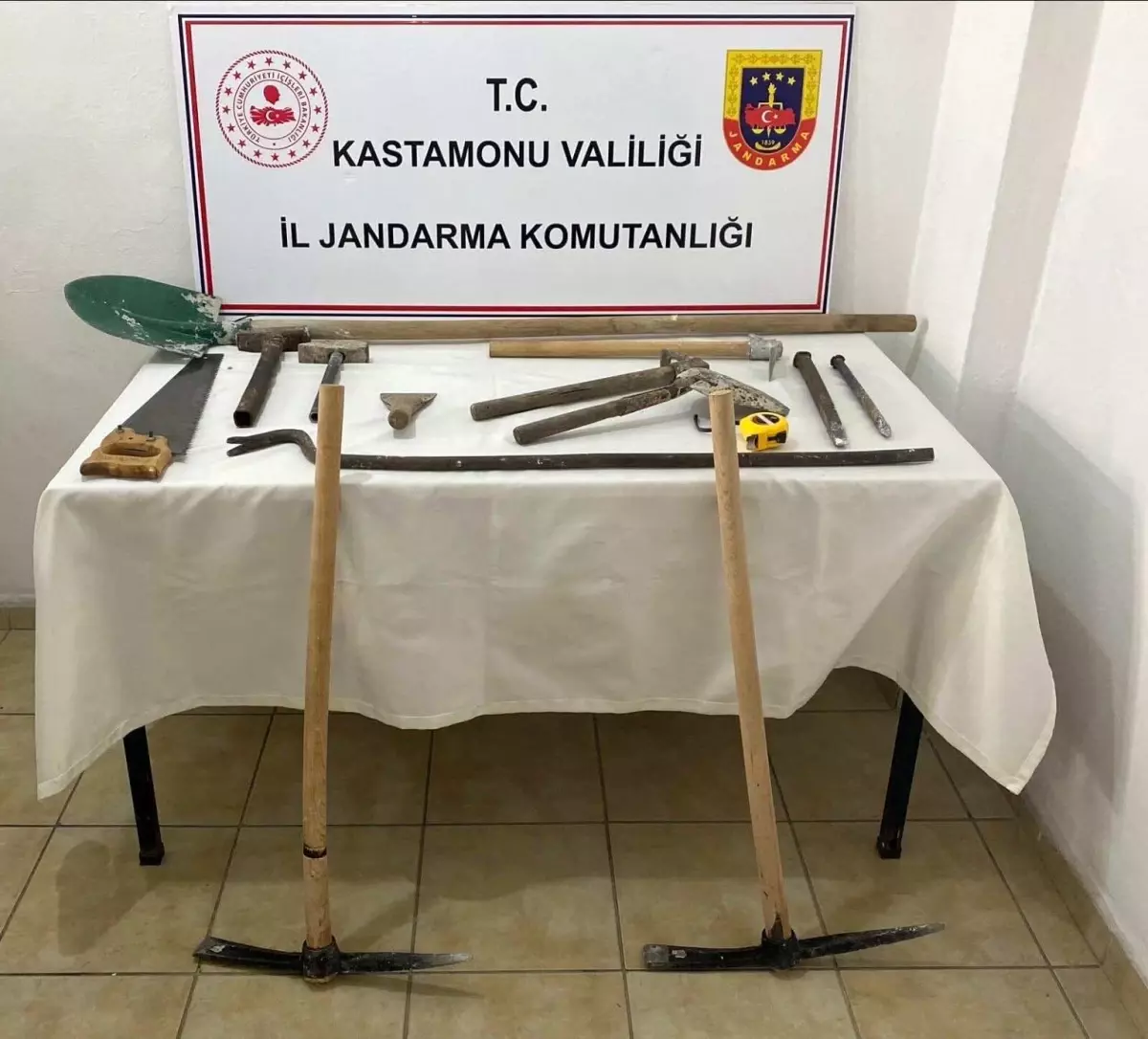 Kastamonu'da İzinsiz Kaçak Kazı Yapan 5 Kişi Suçüstü Yakalandı
