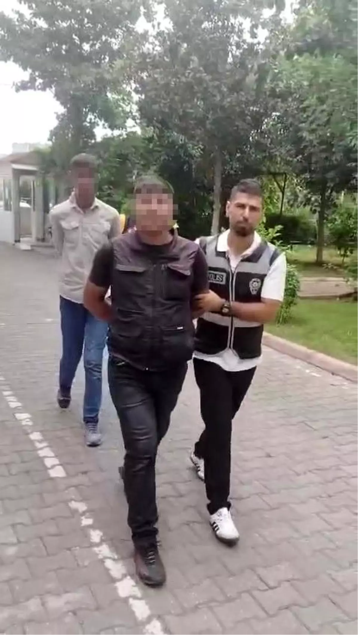 Adana'da Cam Silme Bahane İle Hırsızlık Yapan İki Şüpheli Yakalandı