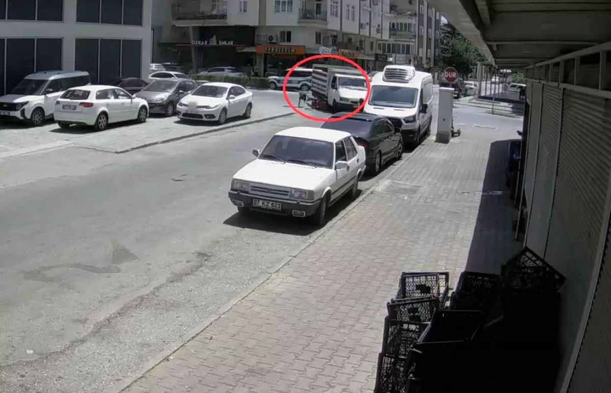 Antalya'da Alkollü Kamyonet Sürücüsü Motosikletle Çarpıştı, Yaralı Var