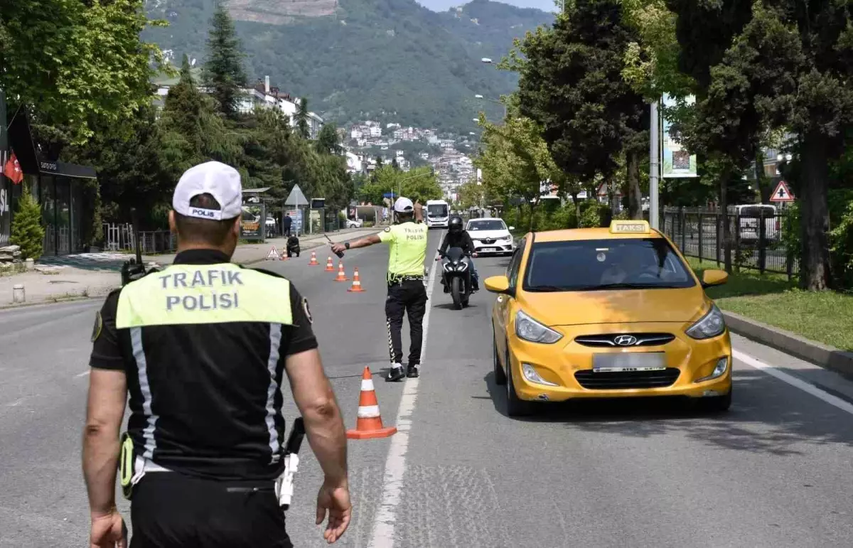 Ordu'da Trafik Denetimleri: 15 Bin Araç Kontrol Edildi, 3 Bin 102 Sürücüye Ceza