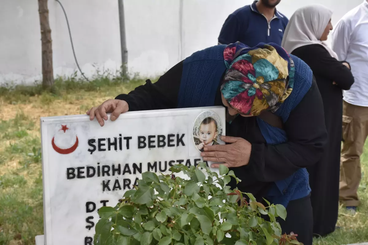 Yüksekova'da şehit olan anne ve bebekleri kabirleri başında anıldı