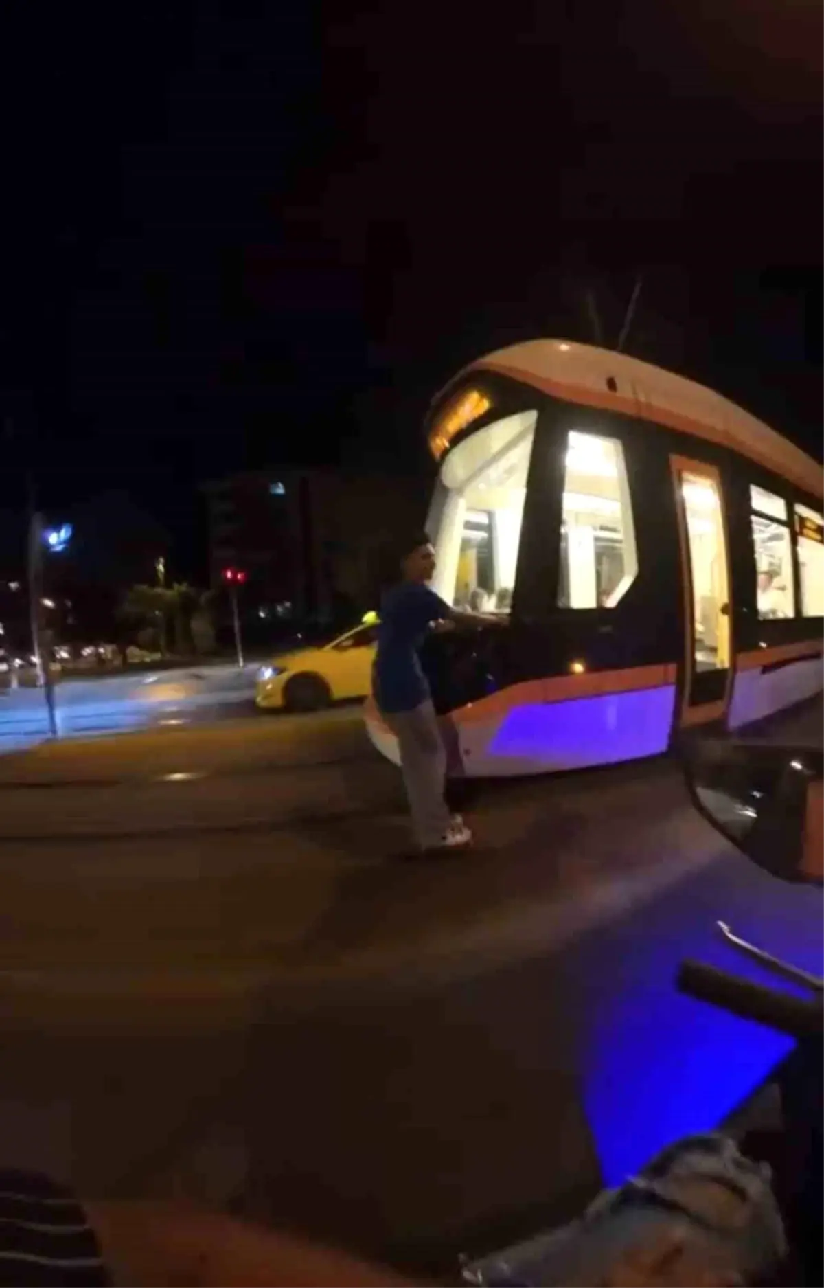 Tramvaya Asılarak Paten Kaymak, Tehlikeli Anlar Yaşattı