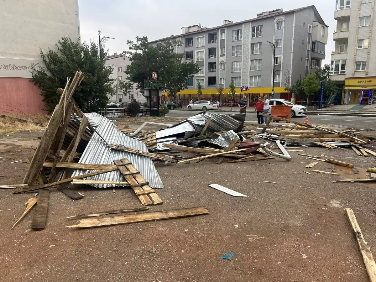 Sivas'ta Fırtına, Bina Çatısını Uçurdu ve Araçlara Zarar Verdi