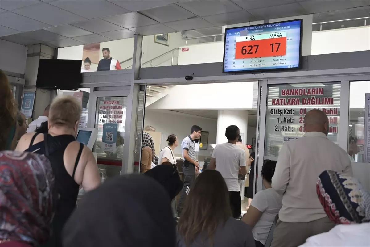 Son güne bırakmanın bedelini ödediler! Ehliyet yenileme kuyrukları müdürlükleri kilitledi