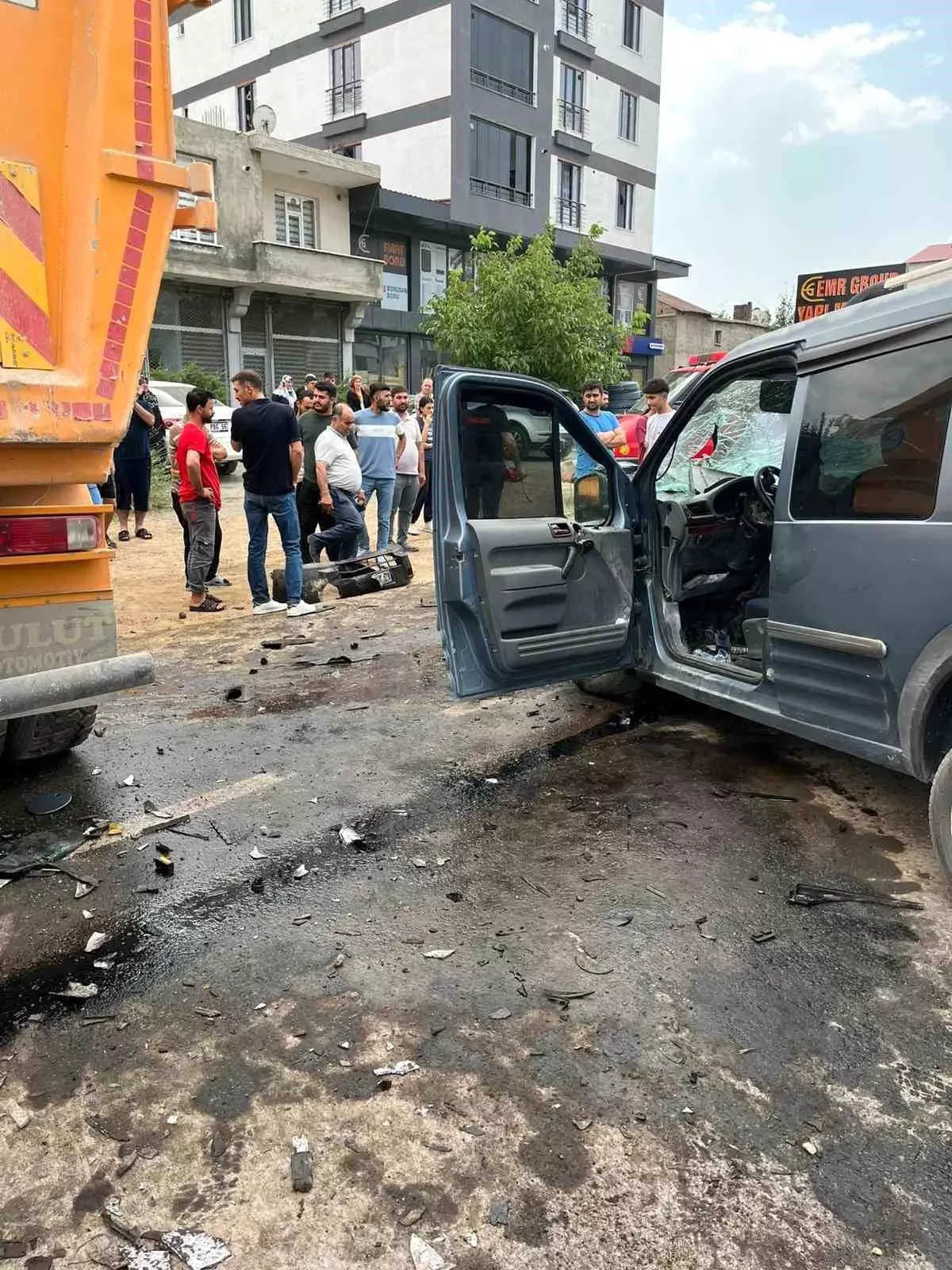 Bitlis'te Tır ile Kamyonetin Çarpışması: 2 Yaralı