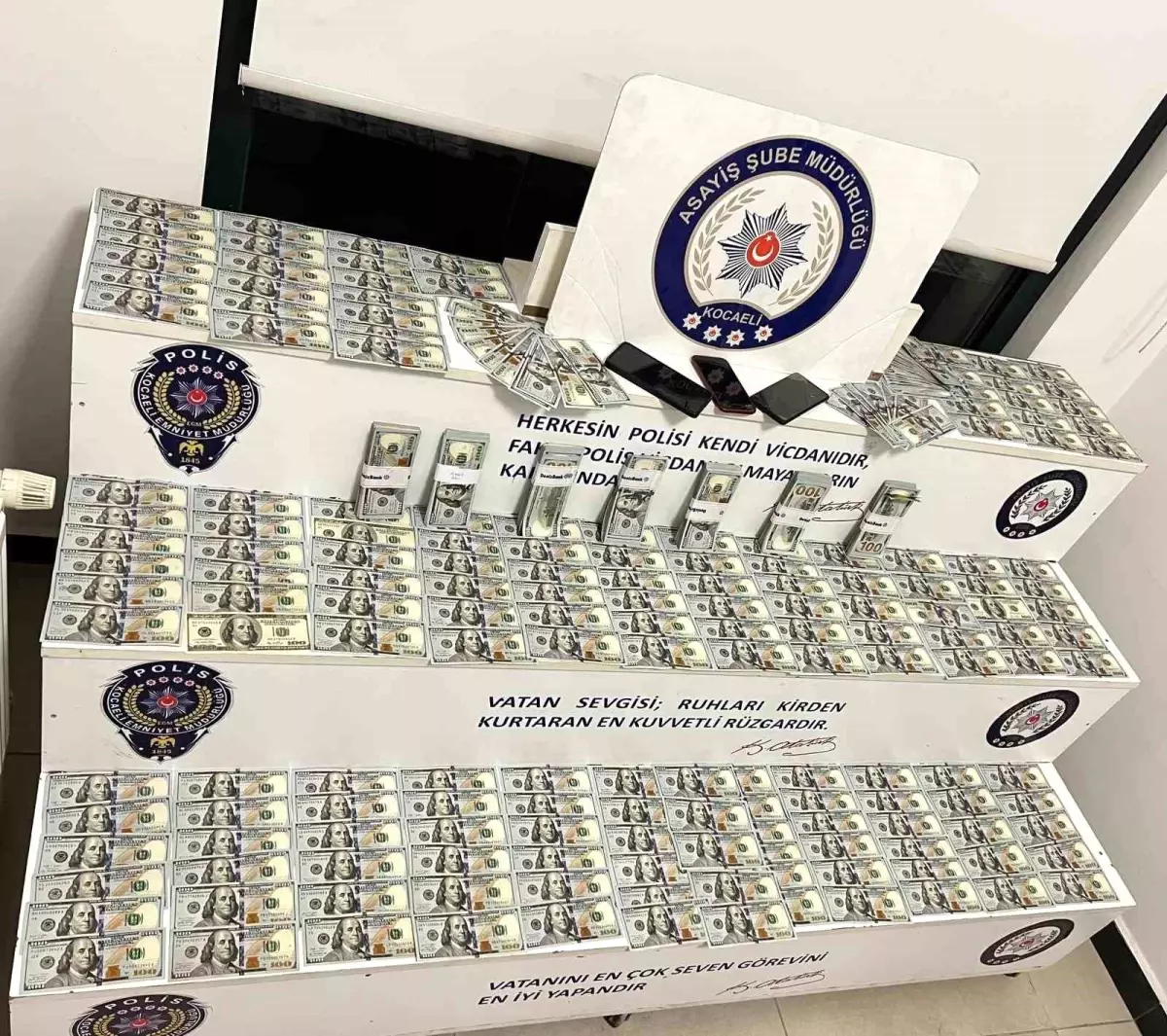 Kocaeli'de Dolandırıcılık Operasyonu: 500 Gram Altın ve 85 Bin Dolar Ele Geçirildi