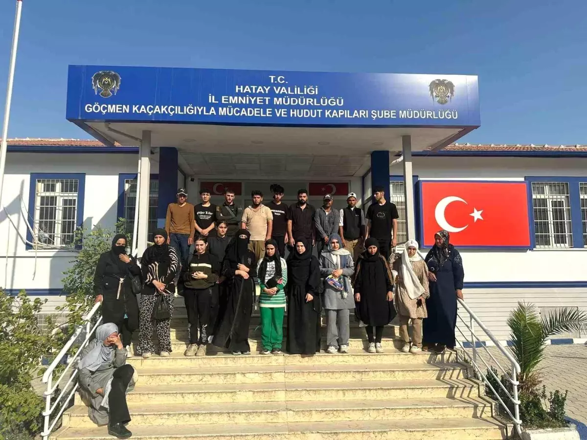 Hatay'da Tıka Basa Dolsu Minibüste 24 Kaçak Göçmen Yakalandı
