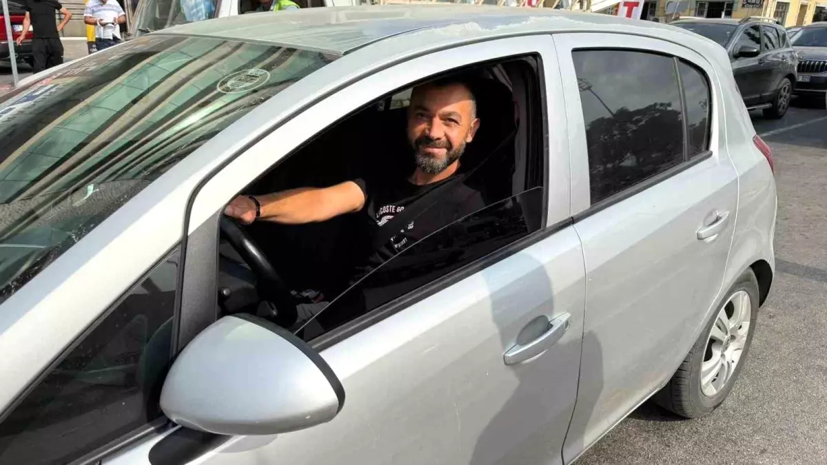 Adana'da Cam Silerler Sürücülere Zor Anlar Yaşatıyor