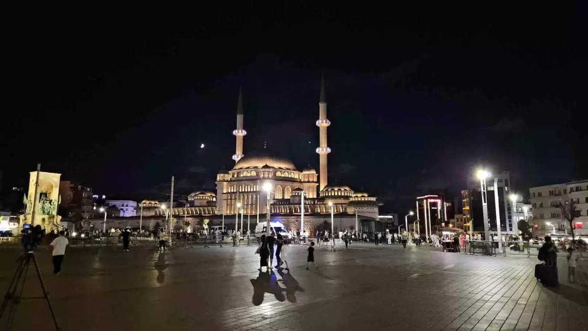 Cami Minarelerinden Dualar Yükseldi