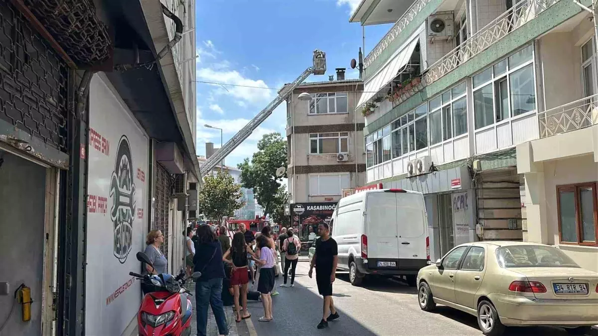 Üsküdar'da Çatı Katında Yangın: Patlama Paniği