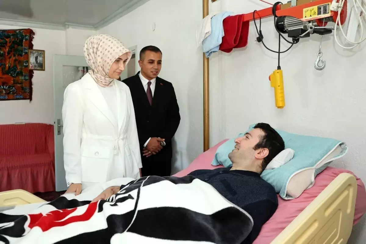 Vali Kübra Güran Yiğitbaşı'ndan Engelli Vatandaşa Beşiktaş Forması
