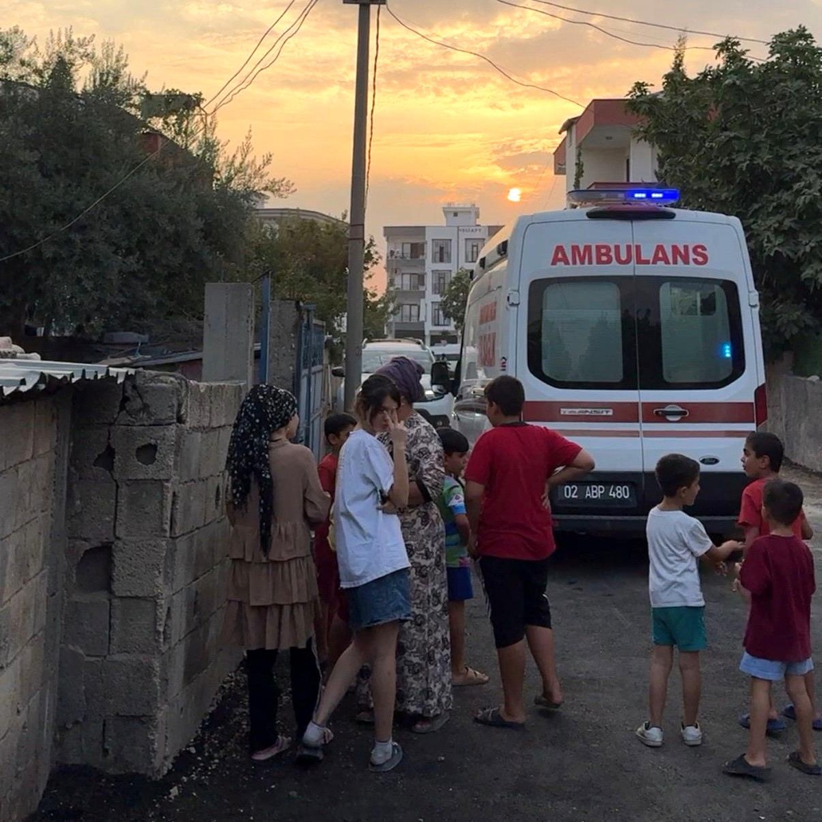Adıyaman'da 3 Katlı Binadan Düşen Kişi Ağır Yaralandı
