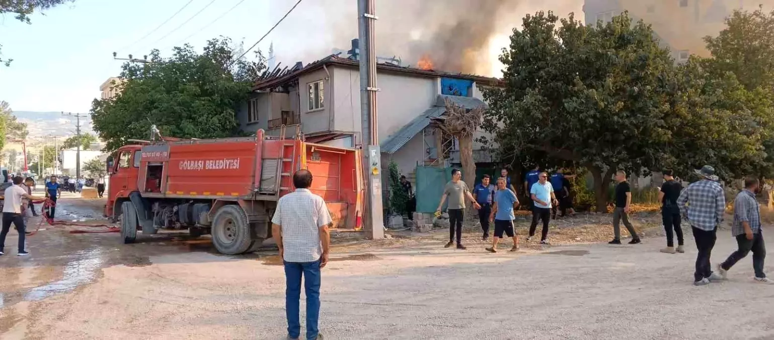 Adıyaman'da İki Katlı Evde Yangın Çıktı