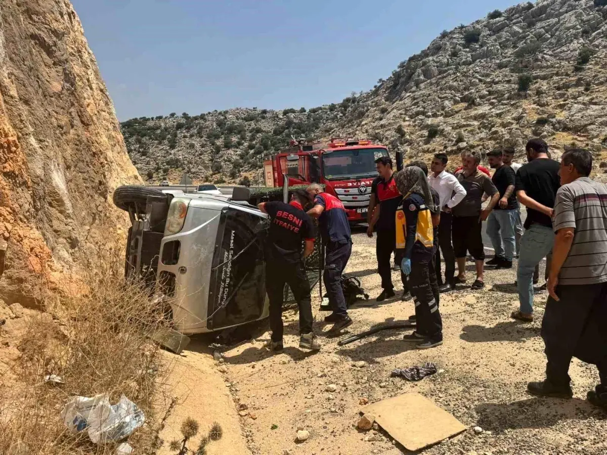 Adıyaman'da Kamyonet Şarampole Devrildi: Sürücü Ağır Yaralı