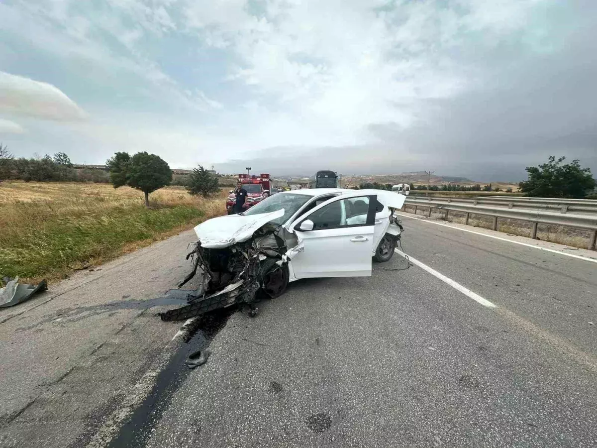 Amasya'da Otomobil Tıra Çarptı