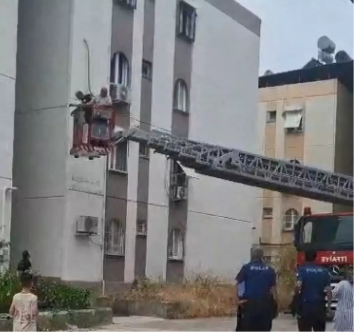 Adana'da Apartman Merdiveninin Çökmesi: 10 Kişi Kurtarıldı