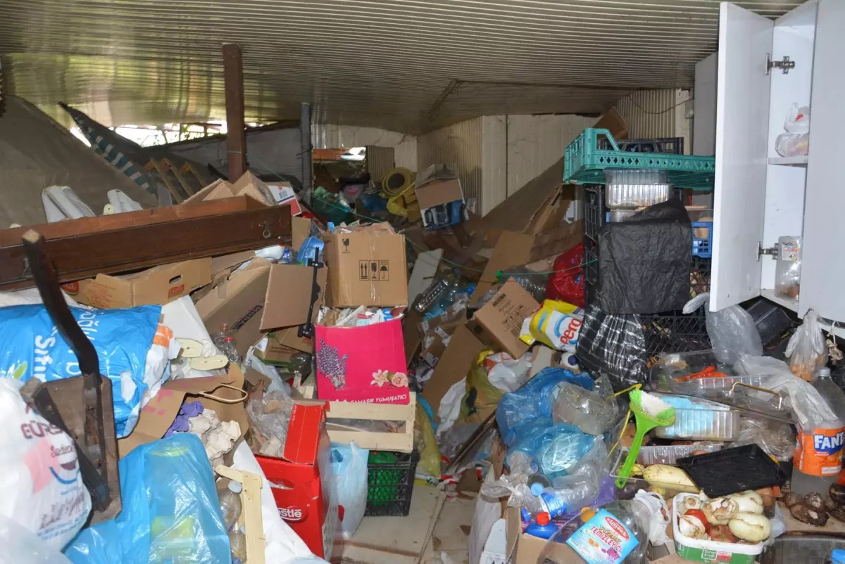 Nazilli'de 9 Kez Temizlenen Evden 7 Traktör Römorku Çöp Çıktı