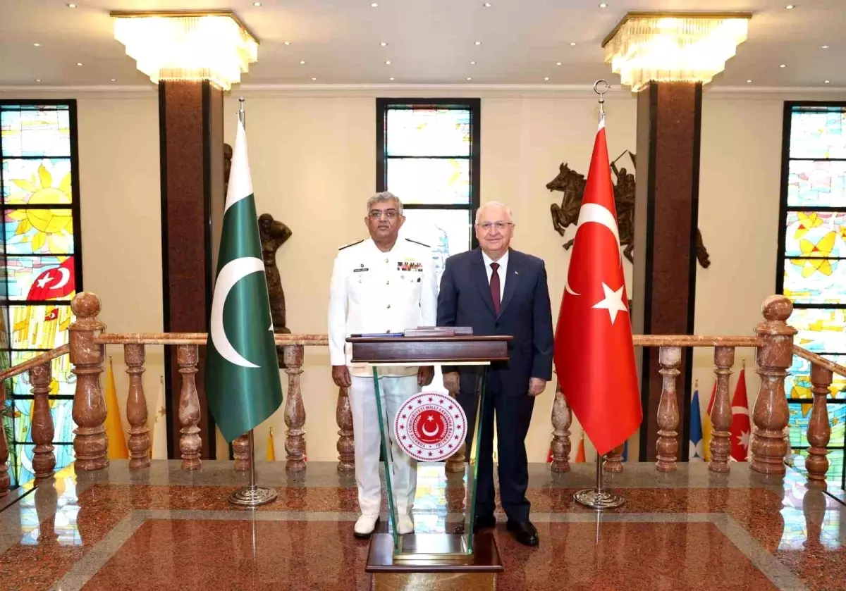 Milli Savunma Bakanı Güler, Pakistan Deniz Kuvvetleri Komutanı Ashraf'ı Kabul Etti