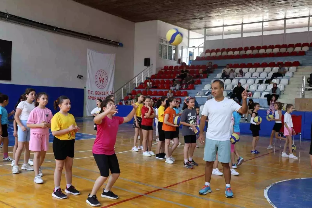 Bilecik'te Yaz Spor Okulları Voleybol Antrenmanları Devam Ediyor