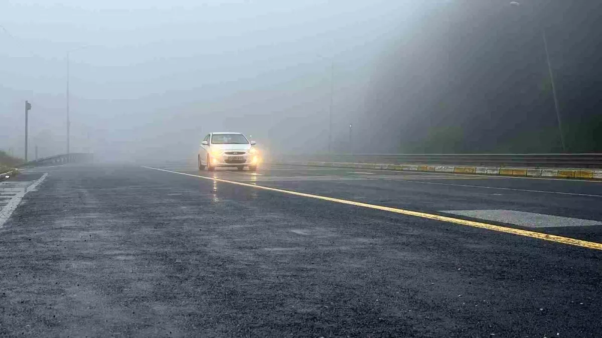 Bolu Dağı'nda Sis ve Yağmur Görüş Mesafesini 25 Metreye Düşürdü
