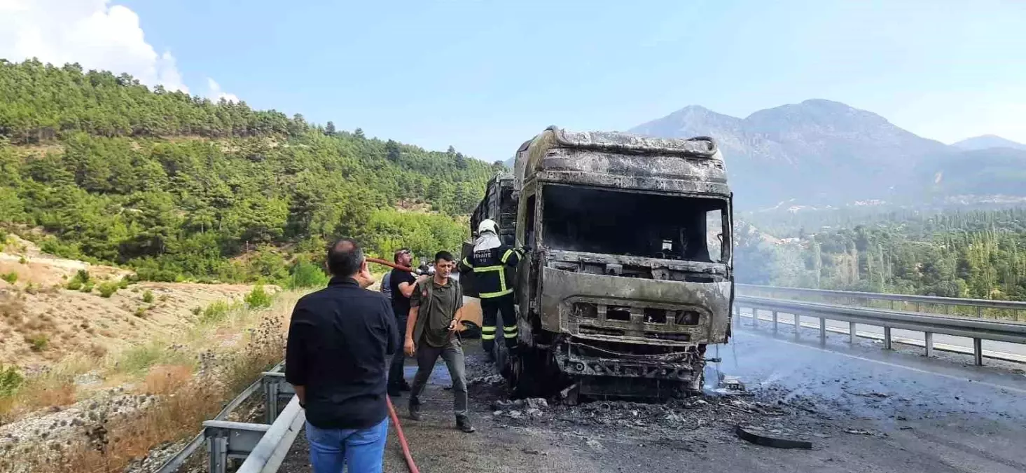 Burdur'da Alev Alan Tır Kulanılamaz Hale Geldi