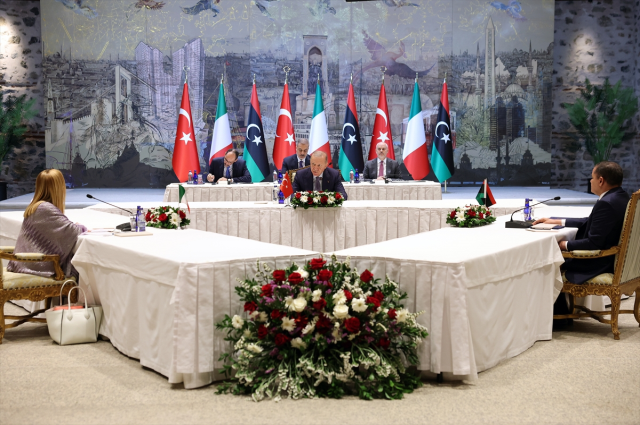 Cumhurbaşkanı Erdoğan, Meloni ve Dibeybe'yi kabul etti Cumhurbaşkanı Erdoğan, Meloni ve Dibeybe'yi kabul etti