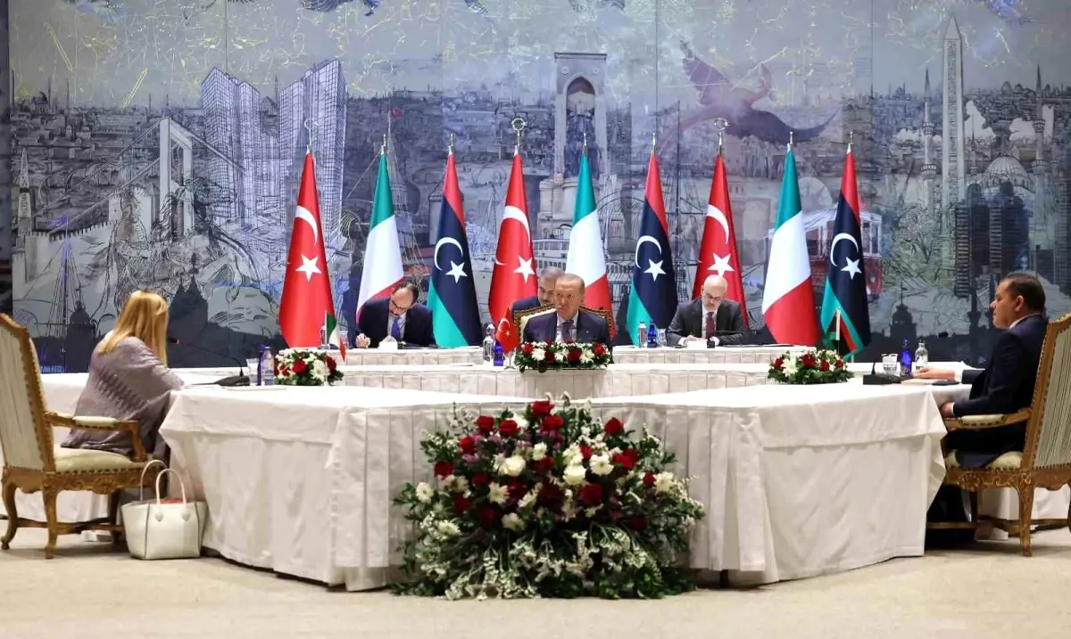 Cumhurbaşkanı Recep Tayyip Erdoğan, İtalya Başbakanı Meloni ve Libya Başbakanı Dibeybe'yi Dolmabahçe Çalışma Ofisi'nde kabul ediyor.