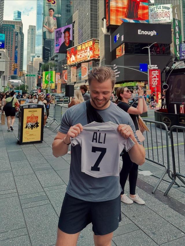 Doğuma günler kala Tolga Sarıtaş ve eşi Çeşme tatiline çıktı