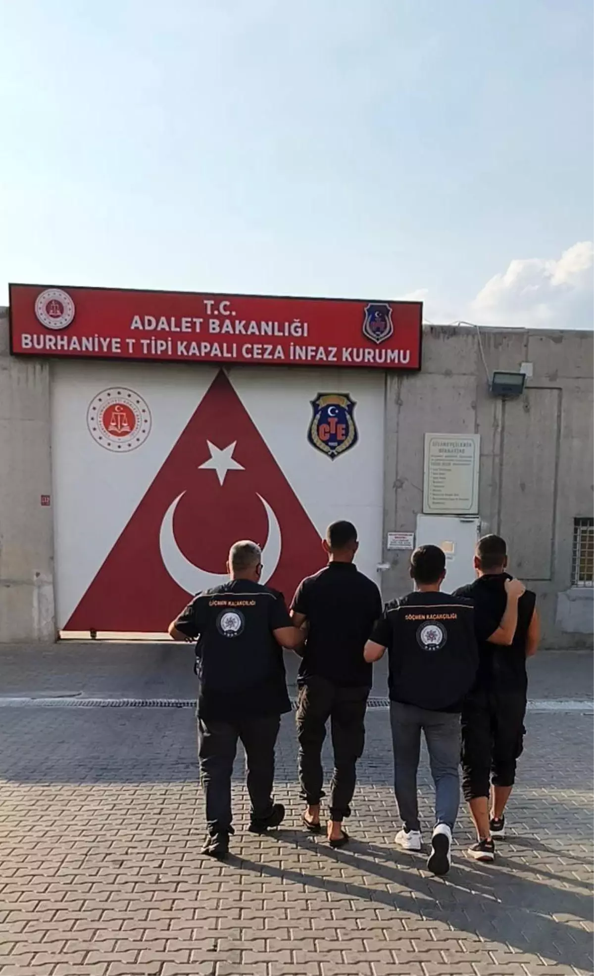 Balıkesir'de Göçmen Kaçakçılığı Operasyonu: 2 Tutuklama