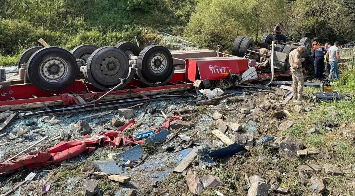 İran Plakalı TIR Şenkaya'da Devrildi, Şoför Hayatını Kaybetti