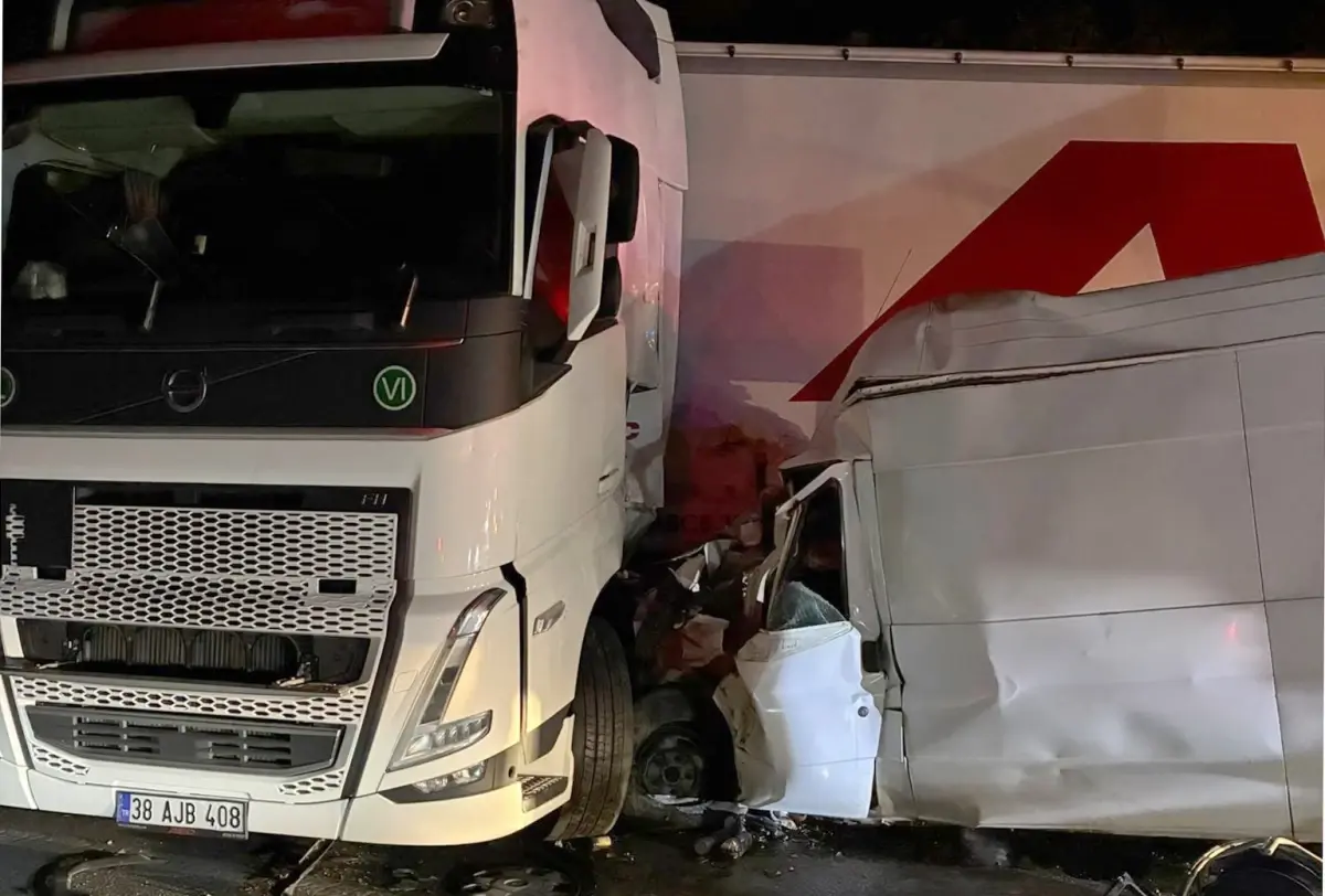 Gaziantep'te TIR ile Minibüs Çarpıştı: 1 Ölü, 1 Yaralı
