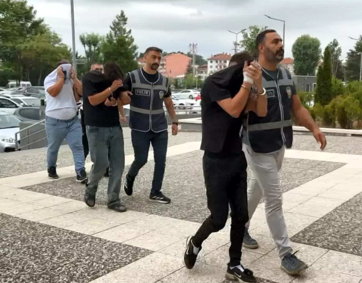 Bolu'da Hırsızlık: 200 Bin TL'lik Alkollü İçecek Çalan Üç Şüpheli Yakalandı