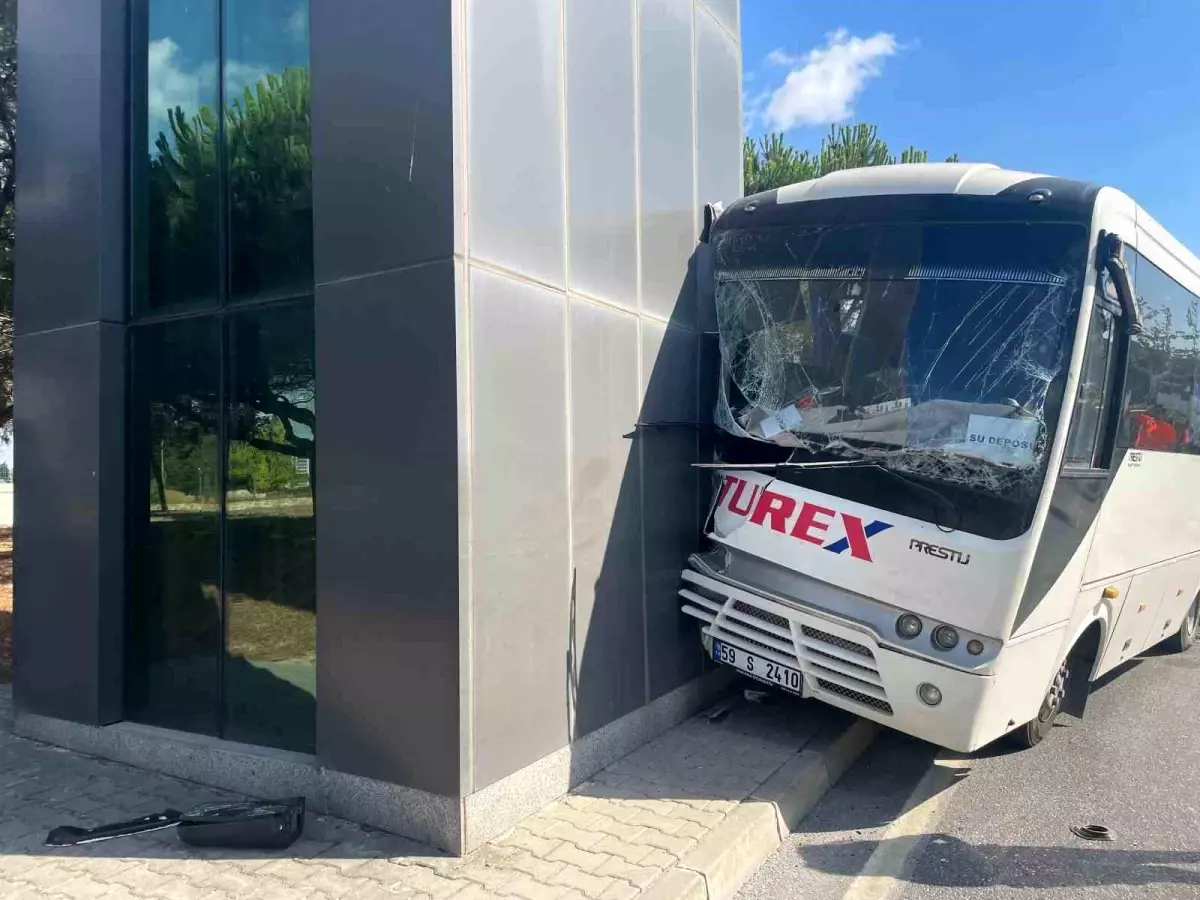 Tekirdağ'da İşçi Servisi Beton Direğe Çarptı: 16 Yaralı