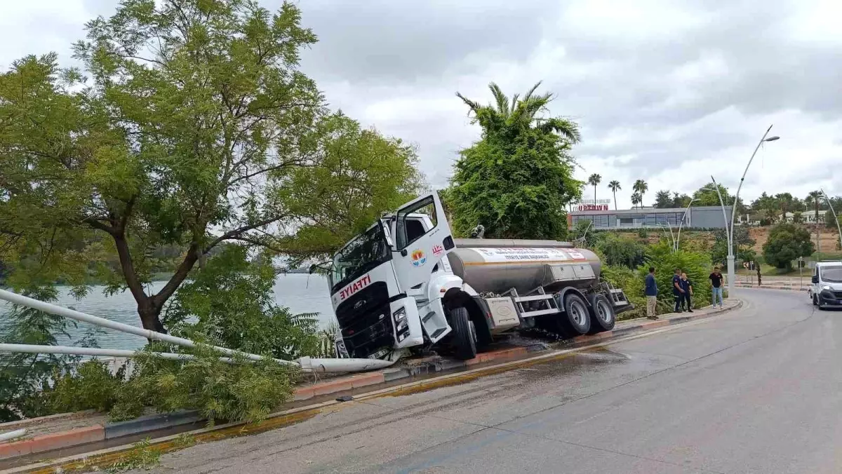 Adana'da İtfaiye Tankeri Kaza Yaptı