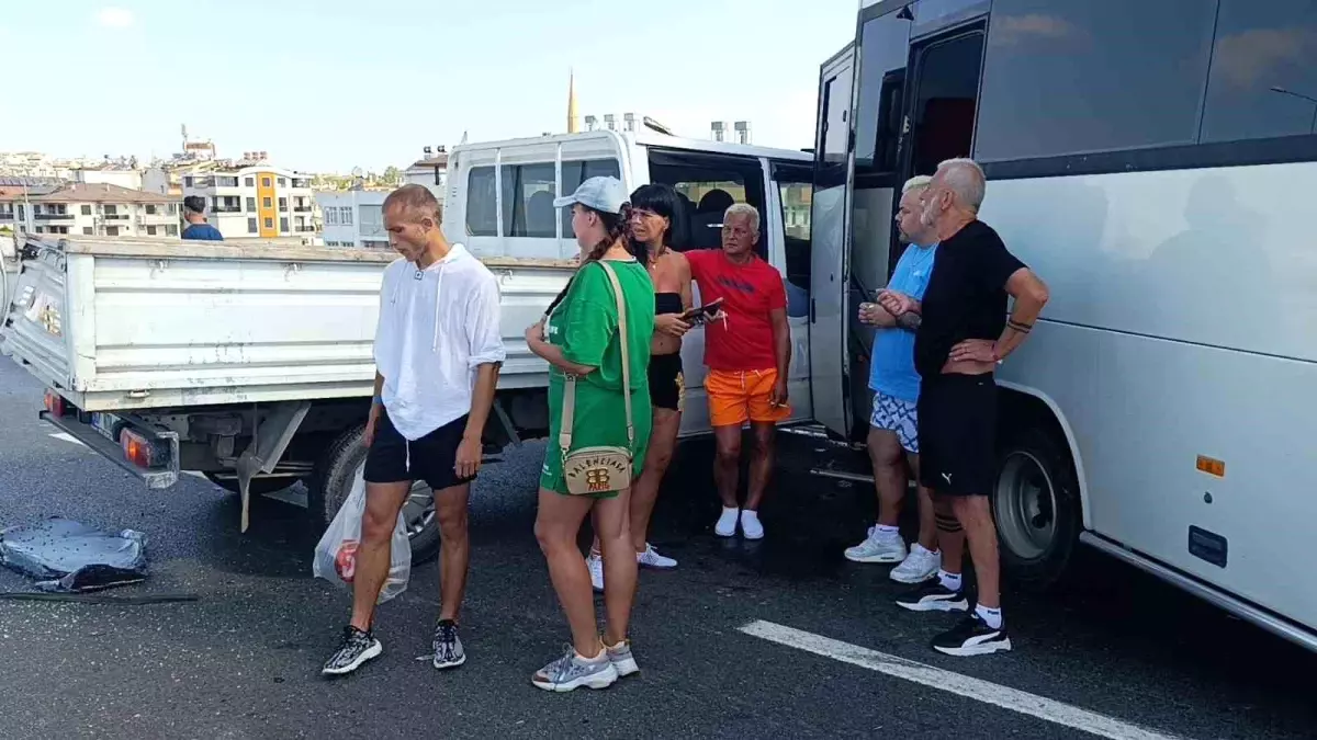 Antalya'da Tur Midibüsü Kazası: Trafic Uzun Süre Kapalı Kaldı