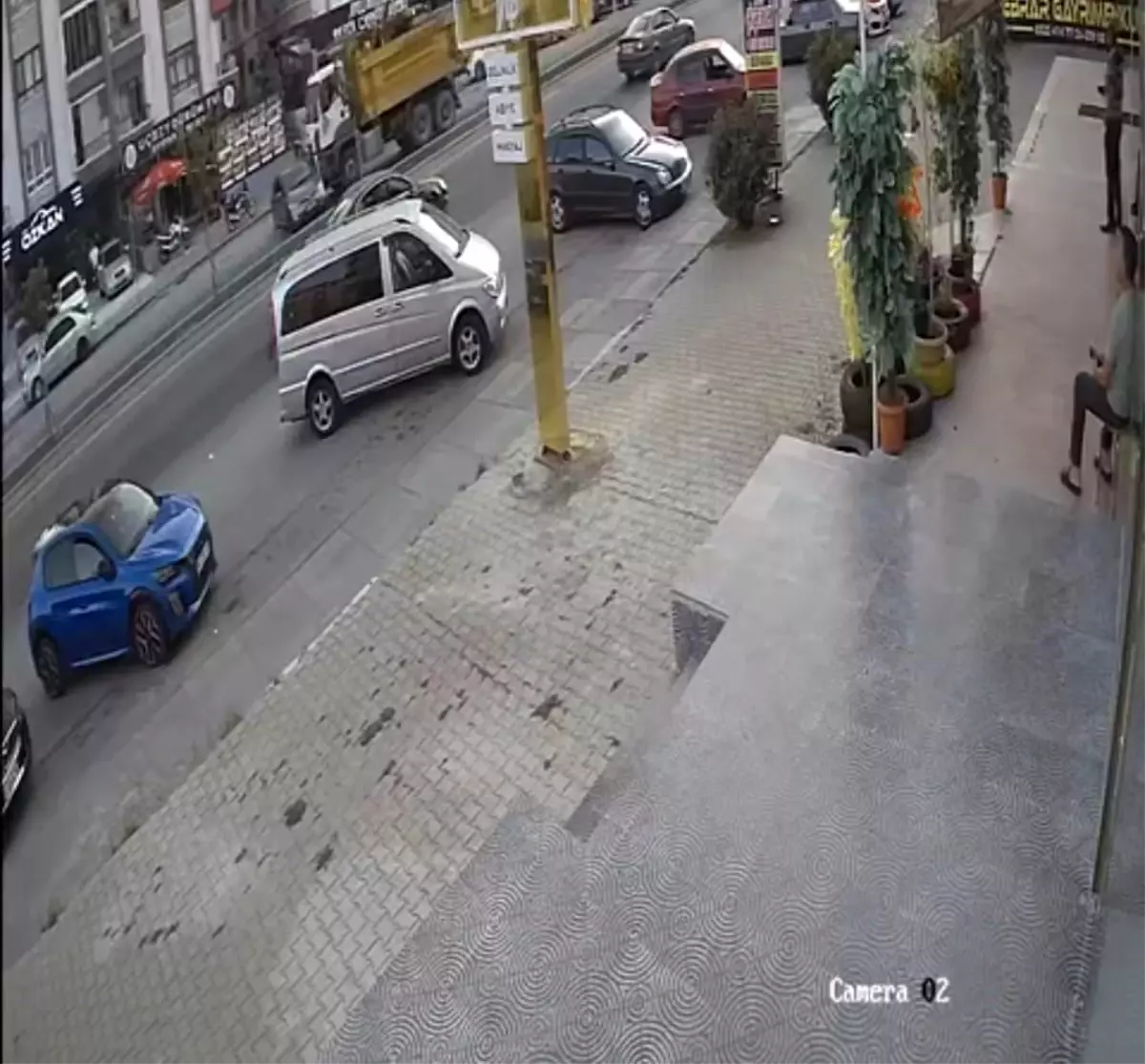 Ankara'da Kamyonun Çarptığı Otomobil 500 Metre Sürüklendi