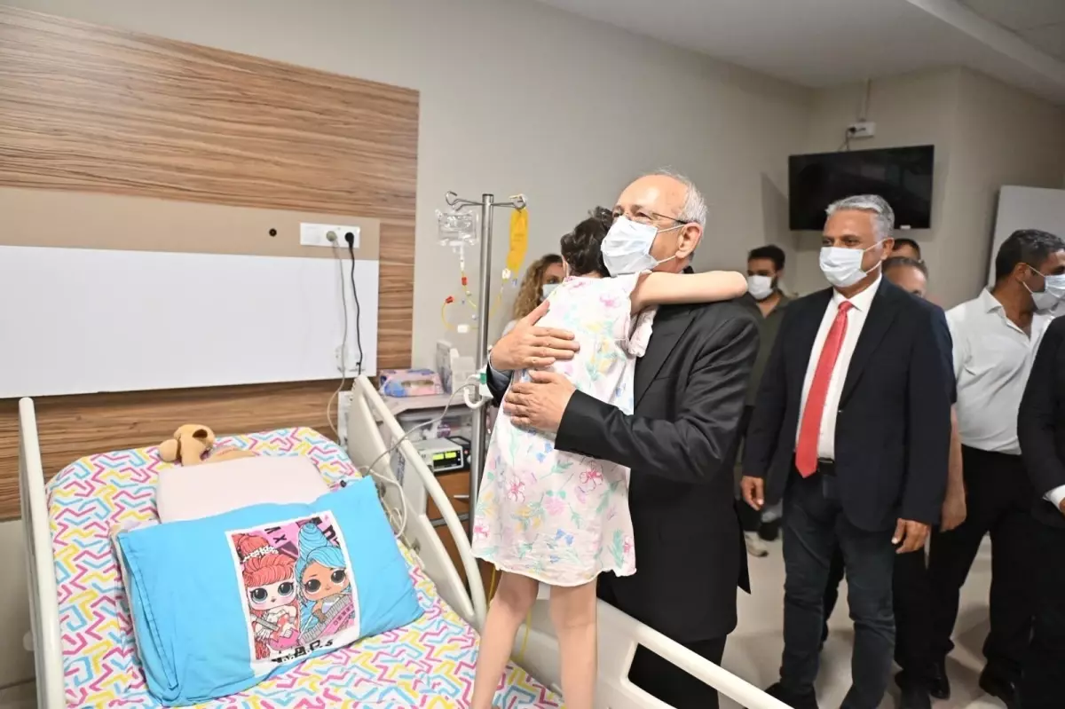 Kemal Kılıçdaroğlu, Lösemili Aylin'i Ziyaret Etti