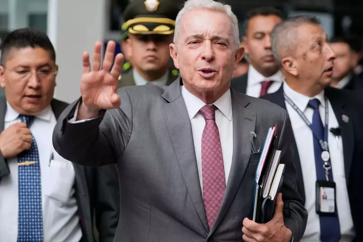 Kolombiya'da eski Devlet Başkanı Alvaro Uribe, 12 yıl ev hapsine mahkum edildi