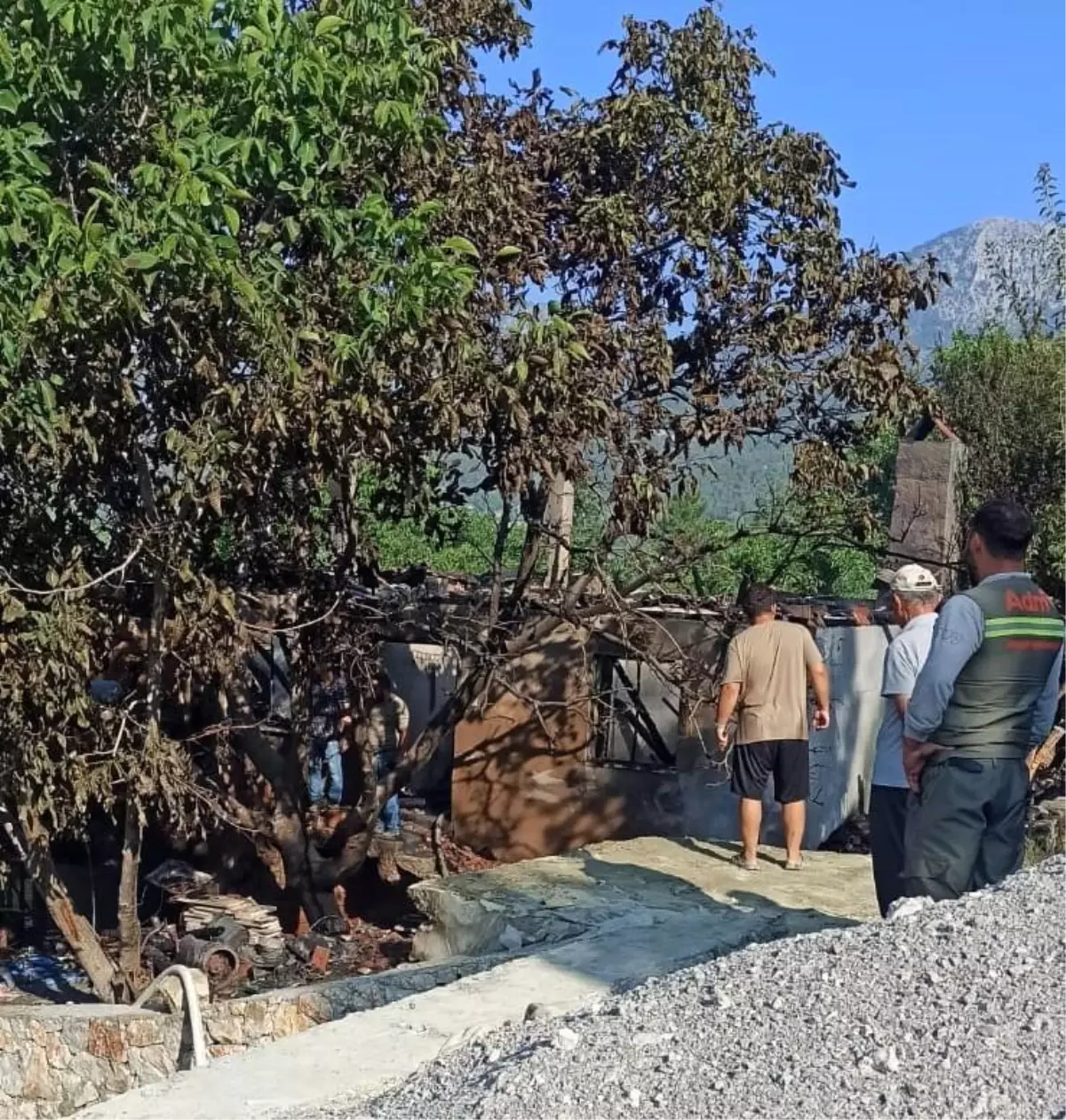 Denizli'de Evde Çıkan Yangın Aileyi Facianın Eşikinden Döndürdü